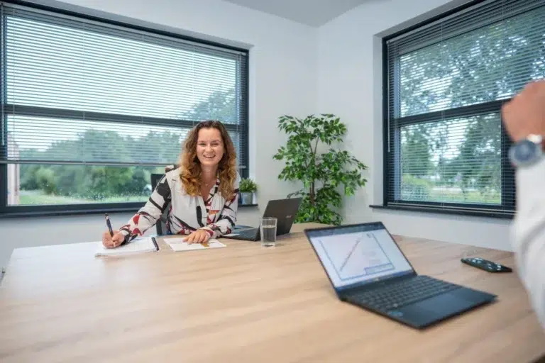 Tenders Schrijven, Dat Is Wat Frances Écht Leuk Vindt En Waar Ze Goed In Is!